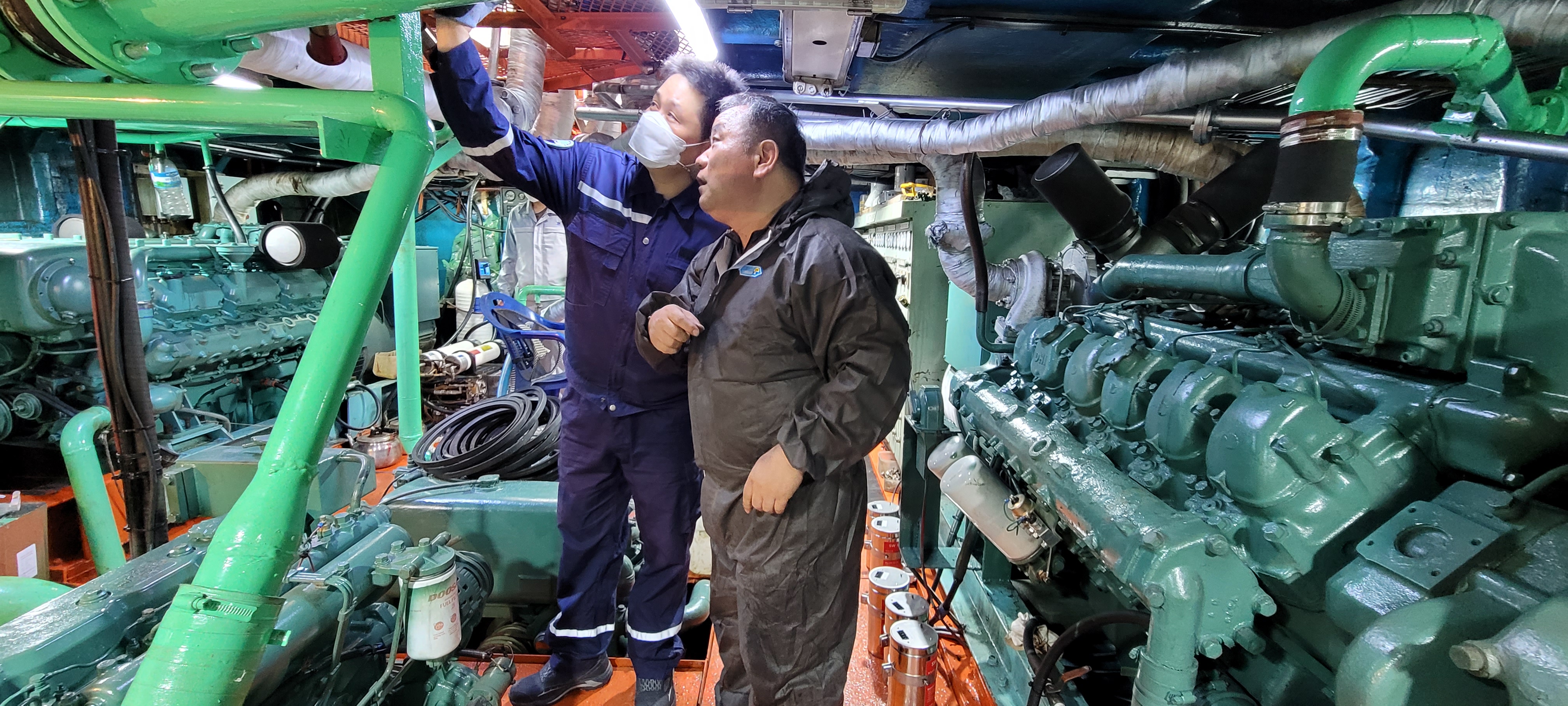 한국해양교통안전공단 선박검사원과 소방업체 관계자 사진